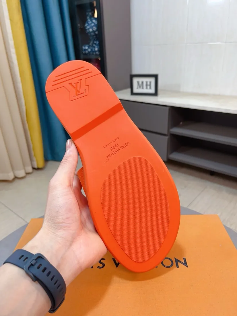 Men's shoes 💰300🌸🌸LV Ordinary men's spring and summer slippers, uppers imported from Italy, cowhide fabric, logo graphics, high-quality craftsmanship, soles: original soles specially provided by the original factory, exclusive movable molded soles super comfortable, original factory single goods, 🔍🔍high quality, you can enter and exit the counter at will, welcome to compare, size 38-45